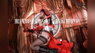 【新片速遞】 骚气无比吊炸天的36岁阿姨，户外马路 露出自慰❤️❤️车来车往，一点不害怕，红色指甲抠搔穴，刺激！！！