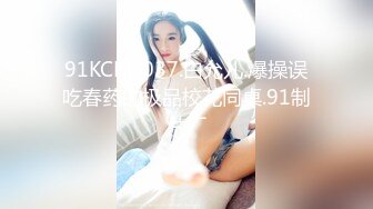  两女一男小少妇户外野战路边交后入，搞一会来人回车上，手指扣逼掰穴特写